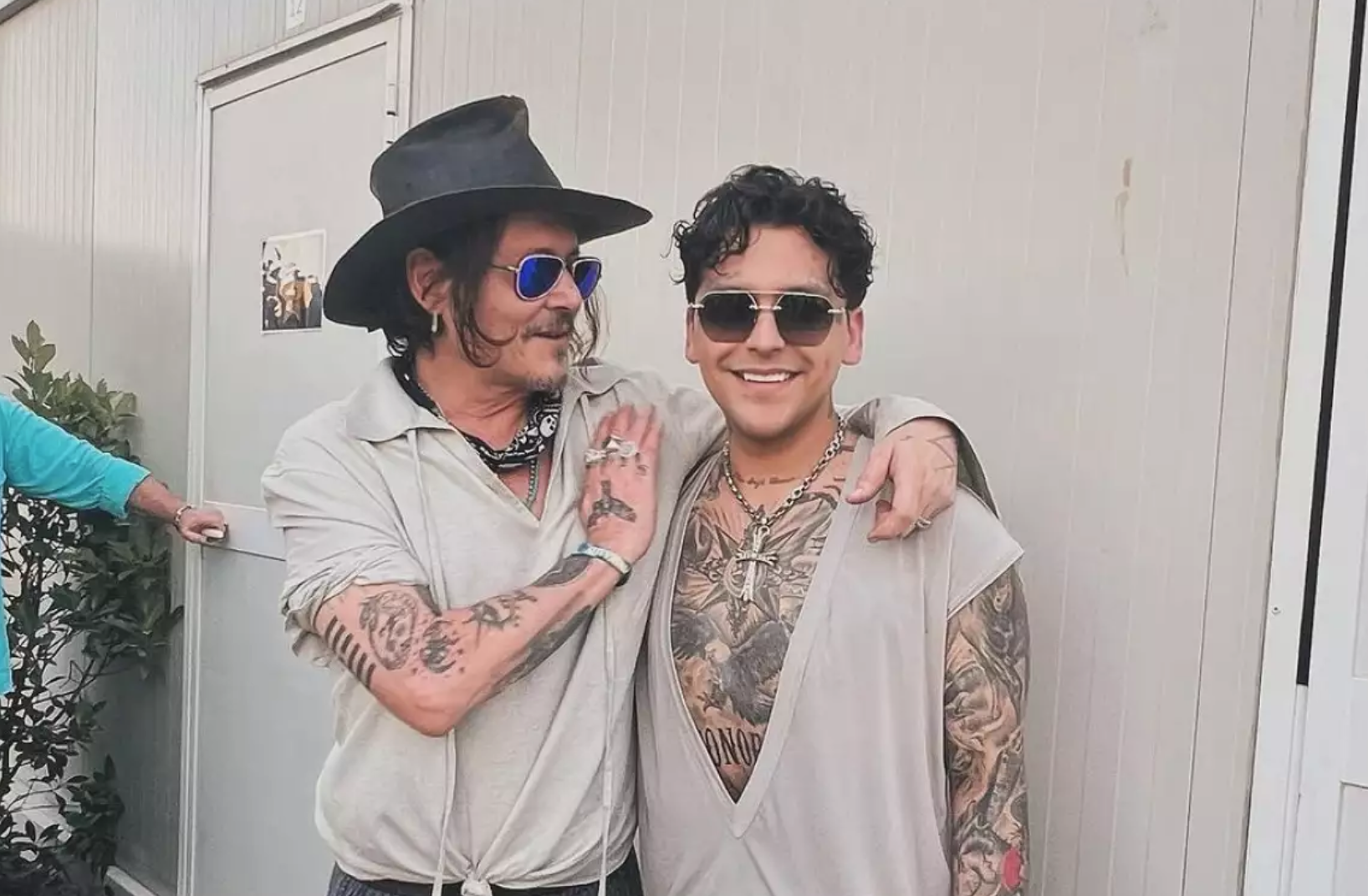 Christian Nodal se encuentra con Johnny Deep en Italia